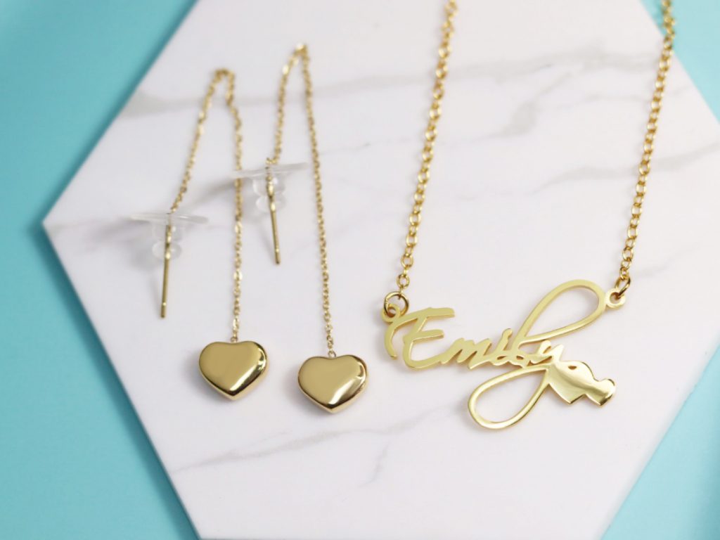 Courtney Style name necklace and heart earrings set